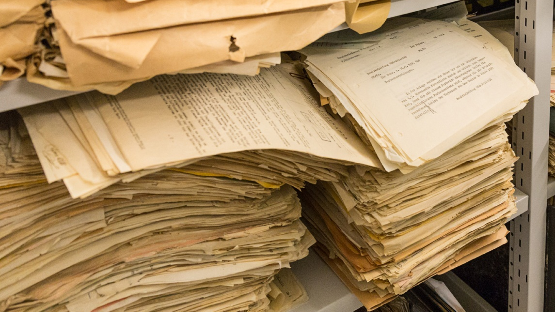 offene Akten in einem Archiv